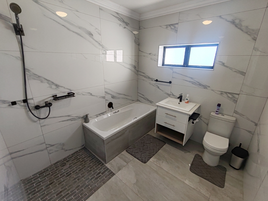 4 Bedroom Property for Sale in Hoogland Western Cape